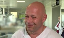 Поздравления с юбилеем принимает директор НИИ имени Склифосовского Сергей Петриков