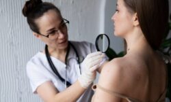 Онколог Каспаров: спровоцировать развитие опухоли способна рядовая травма