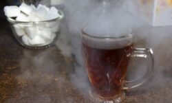 Названы два напитка, которые способны резко повысить давление всего за полчаса